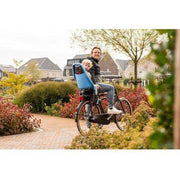 Zwarte universele bagagedrager van Steco met bevestigingspunten en stevige constructie voor fietsen.