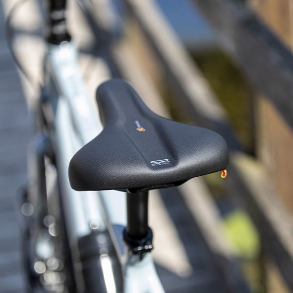 Zwart Selle Royal Explora Relaxed Adventure Time zadel, comfortabel Royalgel voor stadsfietsen en e-bikes, zichtbaar vanaf de zijkant