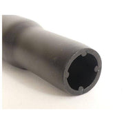 Zwart Edge aluminium zadelpen Ø27,2 mm, 300 mm lang, zichtbaar met bevestigingsmechanisme en kabelgeleiding.