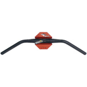 Zwart gestrandstraald Ergotec Ladytown stadsfiets stuur, 31,8 mm diameter, 620 mm breedte en 16 mm rise, zichtbaar in de afbeelding.