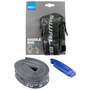 Zadeltas van Schwalbe in zwart met binnenband SV19 en twee bandenlichters naast de tas.