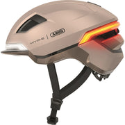 Abus Hyp-E Speed Pedelec helm met geïntegreerde verlichting en aerodynamisch ontwerp, geschikt voor elektrische fietsen.