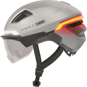 Abus Hyp-E Ace speed pedelec helm met geïntegreerde verlichting en aerodynamisch ontwerp, zwart met ventilatieopeningen.