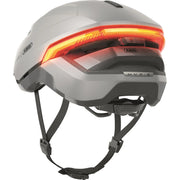 Abus Hyp-E Speed Pedelec helm met geïntegreerde verlichting en ventilatie voor veilig fietsen, close-up van de helm.