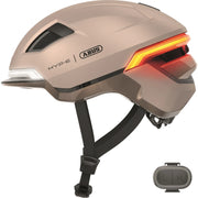 Abus Hyp-E Speed Pedelec fietshelm met geïntegreerde verlichting en veiligheidskenmerken, zwart met aerodynamisch ontwerp.