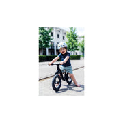 Abus Skurb kinderfietshelm in skaterstijl met in-mold constructie, geschikt voor kinderen, zwart met kleurrijke details.