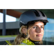 Abus Hud-Y Urban E-bike helm met magnetisch USB-achterlicht, lichtgewicht en veilig ontwerp voor stadsfietsen.