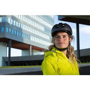 Abus Hud-Y urban e-bike helm met magnetisch USB-achterlicht, zwart, met ventilatiegaten en verstelbare band.