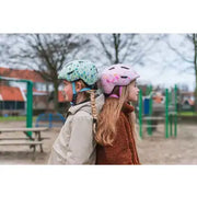 Kinderfietshelm Abus Smiley 3.0 voor meisjes en jongens, kleurrijk design en stevige bescherming voor jonge fietsers.