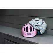 Abus Smiley 3.0 kinderfietshelm voor meisjes en jongens, kleurrijk en veilig, met ventilatiegaten en verstelbare riem.