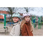 Abus Smiley 3.0 kinderfietshelm voor meisjes en jongens, kleurrijk en veilig, met ventilatieopeningen en verstelbare straps.