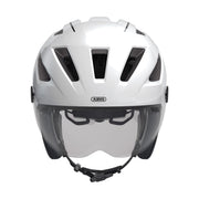 Abus Pedelec 2.0 Ace speed pedelec fietshelm met regenkap en oplaadbare lamp, zichtbaar op de helm.
