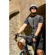 Abus Macator racefietshelm met goede ventilatie en sportief ontwerp, ideaal voor snelle fietsers en wielrenners