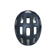 Abus Youn-I 2.0 kinderfietshelm met ventilatieopeningen en verstelbare straps, geschikt voor twee generaties, op een fiets.