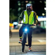 Abus Hud-Y urban e-bike helm met oplaadbare magnetische achter-LED en verstelbare pasvorm op een stadsfiets, zwart en lichtgewicht.