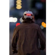 Abus Hud-Y E-bike helm met oplaadbare magnetische achter-LED, ademend ontwerp en verstelbare straps voor veilig fietsen.