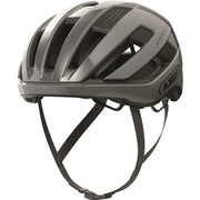 Abus Wingback racefietshjelm met aerodynamisch ontwerp en ventilatiegaten, geschikt voor wielrenners.