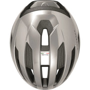Abus Wingback racefietshelm met aerodynamisch ontwerp en ventilerende ventilatiegaten, geschikt voor wielrenners.