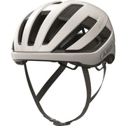 Abus Wingback racefietshelm met aerodynamisch ontwerp en ventilatiegaten, geschikt voor wielrenners, in zwart en rood.