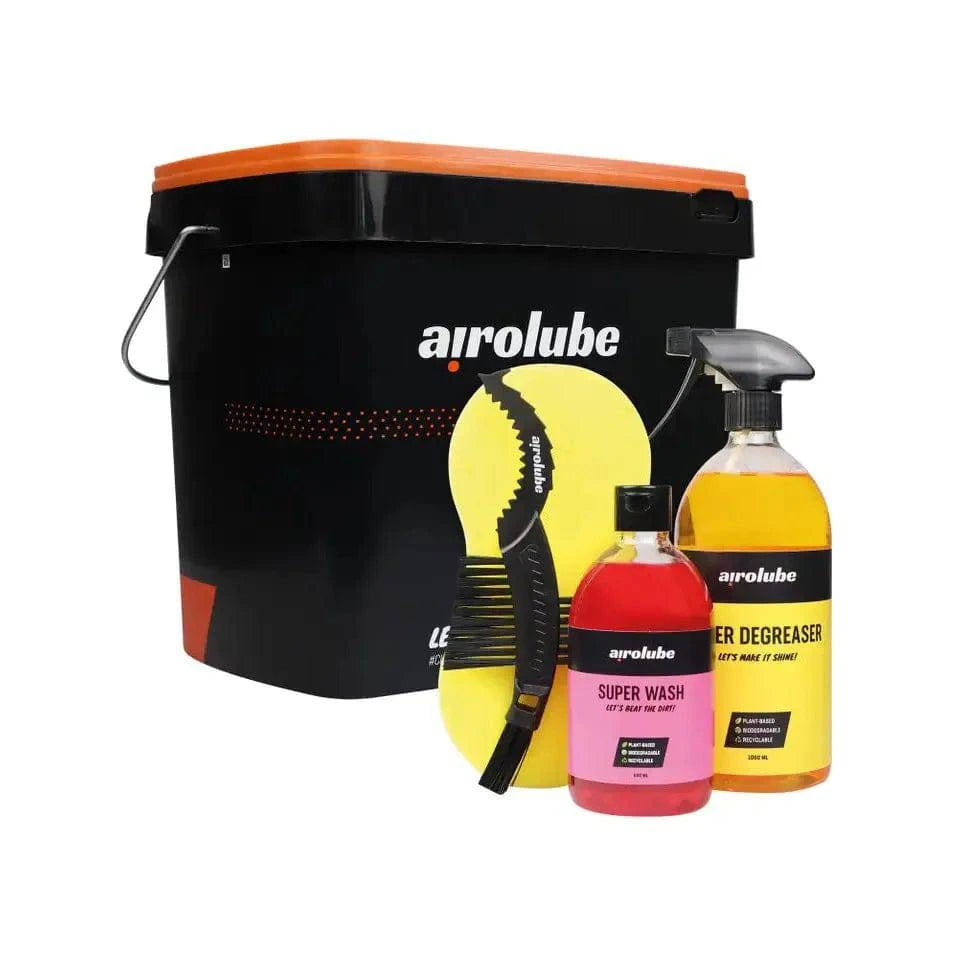 Airolube Cleanest Bike Basics schoonmaakset in 8 liter emmer met borstels en schoonmaakmiddelen voor fietsen.