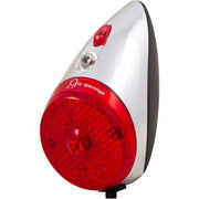 Spanninga achterlicht model Nr 9 XB met batterij en spatbord, zichtbaar op de fiets in de afbeelding