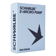 Zwarte Schwalbe E-Micro Minipomp met SCV-adapter voor elektrische bandenpompen, compact en gebruiksvriendelijk.