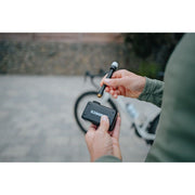 Zwarte Schwalbe E-Micro Pump elektrische minipomp met SCV-adapter, compacte en gebruiksvriendelijke fietspomp.