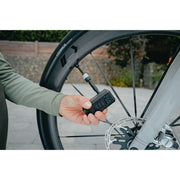 Zwarte Schwalbe E-Micro Minipomp met elektrische pomp en SCV-adapter, compact en handig voor snel oppompen.