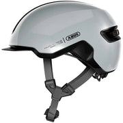 Abus Hud-Y E-bike helm met magnetisch USB-achterlicht en reflecterende details, geschikt voor stadsfietsen en urban gebruik.