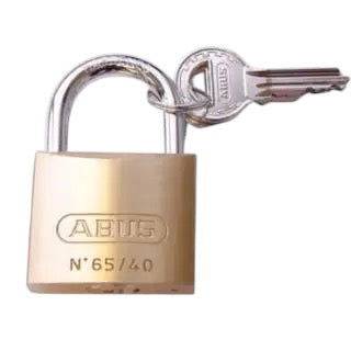 Abus hangslot van 40 mm met messing kast en gehard stalen beugel, ideaal voor extra beveiliging.