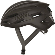 Lichte Abus Stormchaser Ace racefietshoofdbeschermhelm met ventilatiegaten en verstelbare riem, ontworpen voor wielrenners.