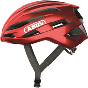 Lichte Abus Stormchaser Ace racefietshelm met ventilatiegaten en veiligheidsclip, geschikt voor wielrenners.