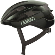 Abrikooskleurige Abus Wingback racefietshelm met ventilatiegaten en aerodynamisch ontwerp, geschikt voor wielrenners.
