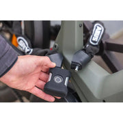 Zwart Abus kettingslot Yardo 7807F met vingerafdruktechnologie voor extra beveiliging en gemak.