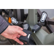 Zwart Abus Yardo 7807F kettingslot met vingerafdruk voor fietsbeveiliging, zichtbaar met bedieningsknoppen en slotketting
