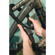 Zwart Abus Infinity Loop 1806 kettingslot van 110 cm met dubbele lusfunctie en 6 mm dikte, geschikt voor extra beveiliging.