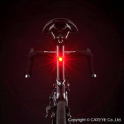 Cateye ORB SL-LD160-R achterlicht met LED en batterij in zwart, zichtbaar met bevestigingsband en lichtstraal.