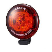 Zwart Cateye Wearable Mini SL-WA10 achterlicht met LED en batterij, zichtbaar op de fiets.