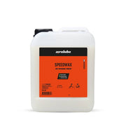Biologisch afbreekbare Airolube Speedwax wax-emulsie voor smeermiddelen, zichtbaar in een smeermiddelverpakkingsfles.