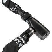 Zwart Axa Absolute kettingslot van 110 cm met 8 mm dikte, geschikt voor beveiliging van fietsen.