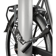 Zwart Axa Absolute kettingslot van 110 cm met 8 mm dikte, geschikt voor fietsbeveiliging, ligt open op een witte achtergrond.