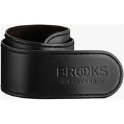Brooks leren broekklem met verstelbare band en stevige leren details, ontworpen voor comfort en steun.