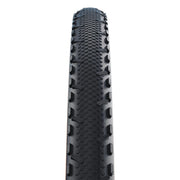Schwalbe 28-inch X-One Rs TLE Addix Race Vouwband gravelband, zwart/transparant, met V-Guard bescherming, op een fiets.