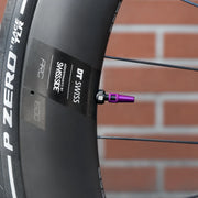 Dynamic Barkeeper Tl Tubeless ventielen set A 2, in gebruik op een fiets, voor tubeless banden met ventielen en montagemateriaal