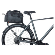 Basil Miles XL Pro waterdichte bagagedragertas voor fietsen, 9-36 liter, zwart met reflectie, stevige tarpaulin stof
