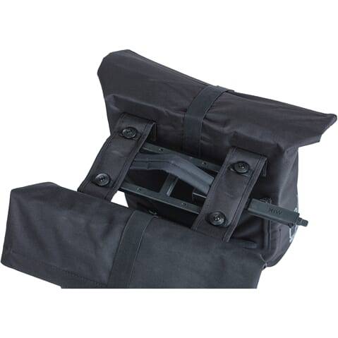 Basil Dubbele Fietstas City Mik 28-32 Liter 30 X 18 X 49 Cm - Zwart - Le coq wielerartikelen