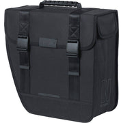 Zwarte Basil Tour linker fietstas van 14 liter, enkel model met hook-on systeem voor fiets accessoires.