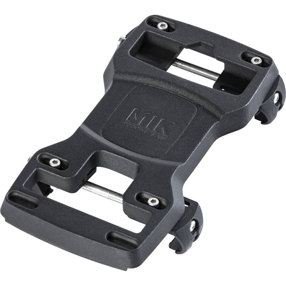 Zwarte Basil Mik carrier plaat voor bagagedrager, frame adapter voor fiets, zichtbaar op de afbeelding