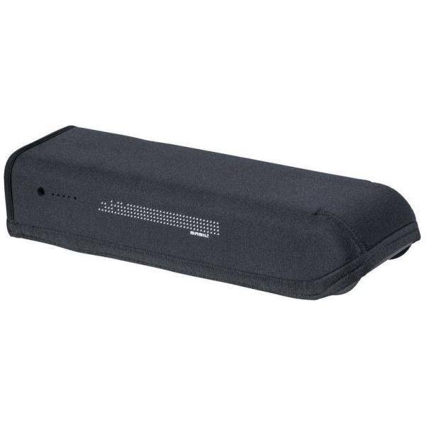 Zwarte Basil neopreen accuhoes voor Shimano Steps achterbatterij, beschermhoes voor e-bike accu, zichtbaar op de fiets.