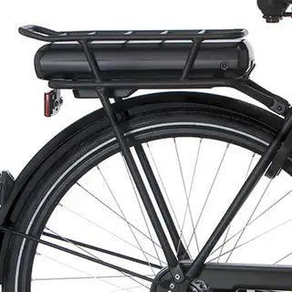 Zwarte matte achterdrager voor E-U1 50 van Cortina, geschikt als bagagedrager voor elektrische fietsen.